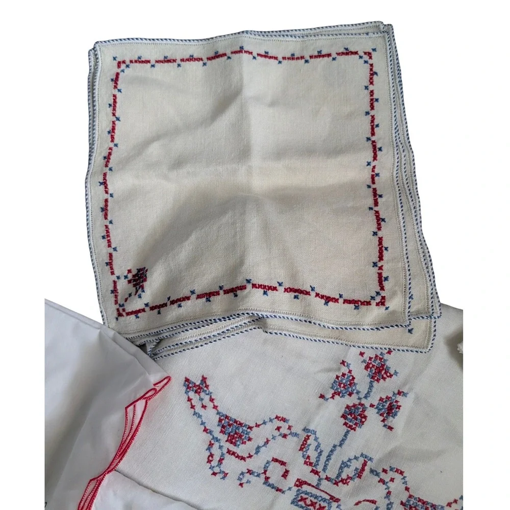 Lot 11 Vintage Linens Napkins Tablecloths Runners Craft Cutter‎ Lot Embroidered